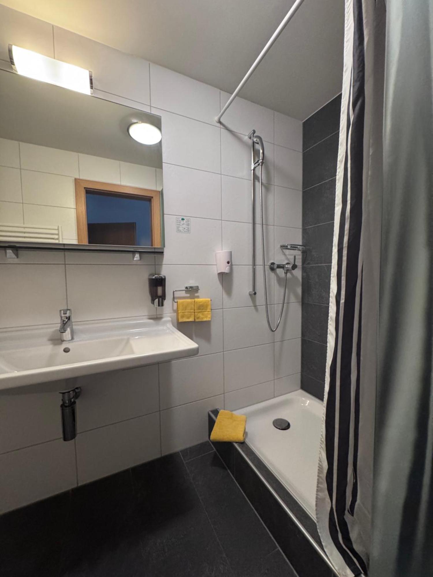 Gasthaus Zum Loewen Neftenbach Bagian luar foto